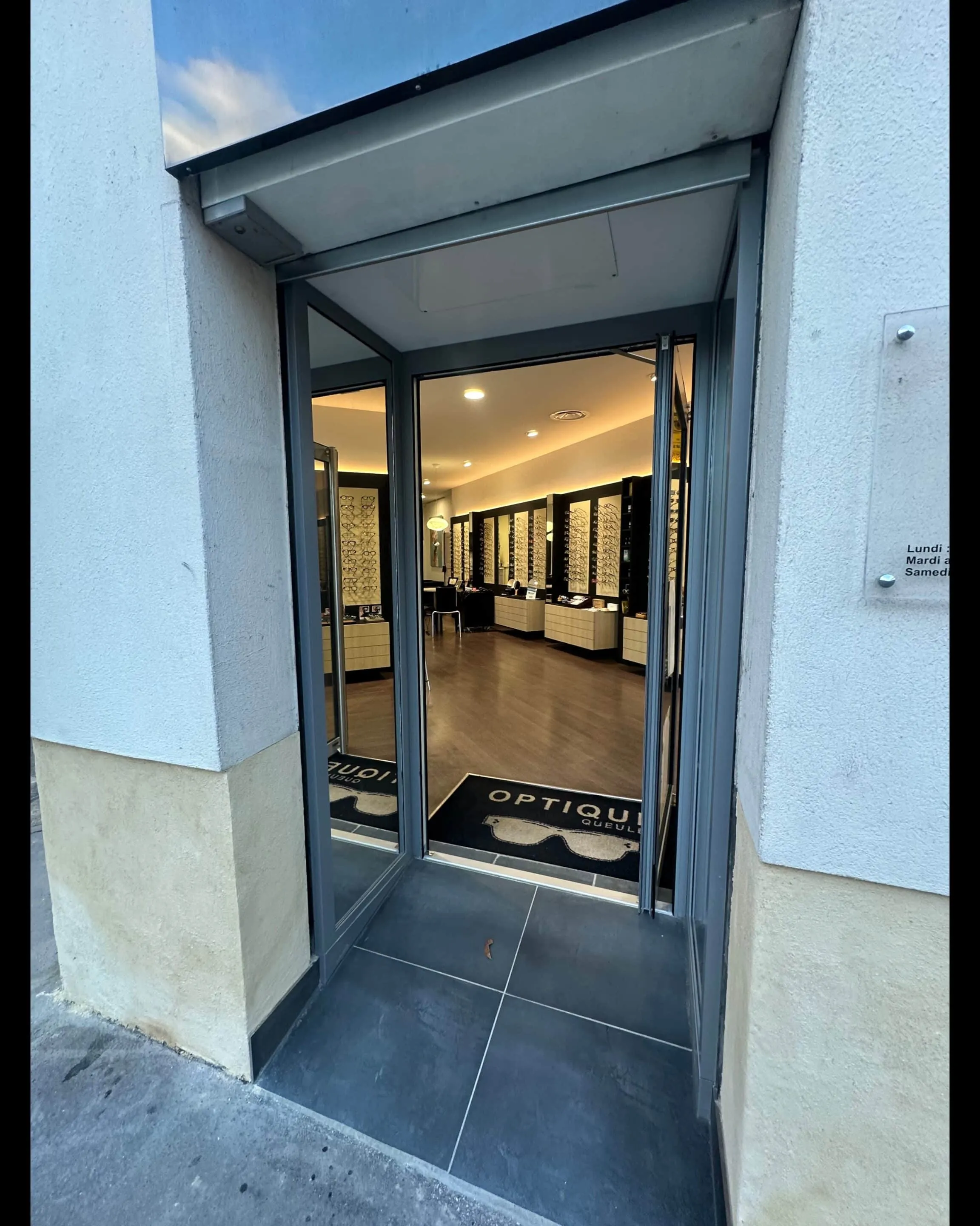 Nouvelle façade du magasin Optique Queuleu à Metz après rénovation