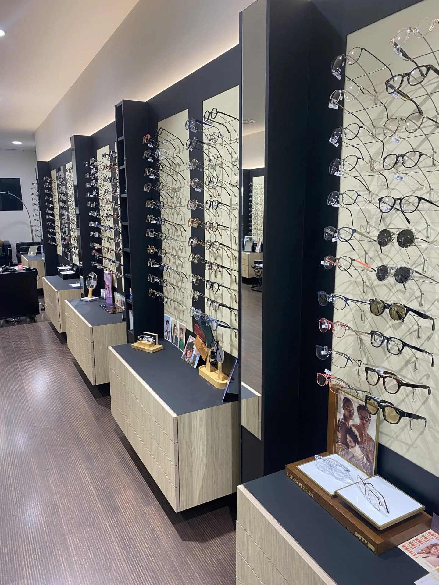 Intérieur moderne du magasin Optique Queuleu à Metz