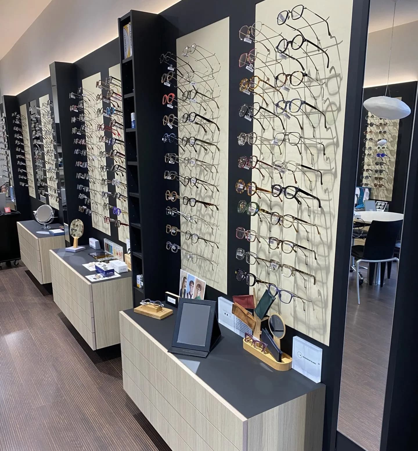 Présentoirs de montures dans la boutique Optique Queuleu à Metz