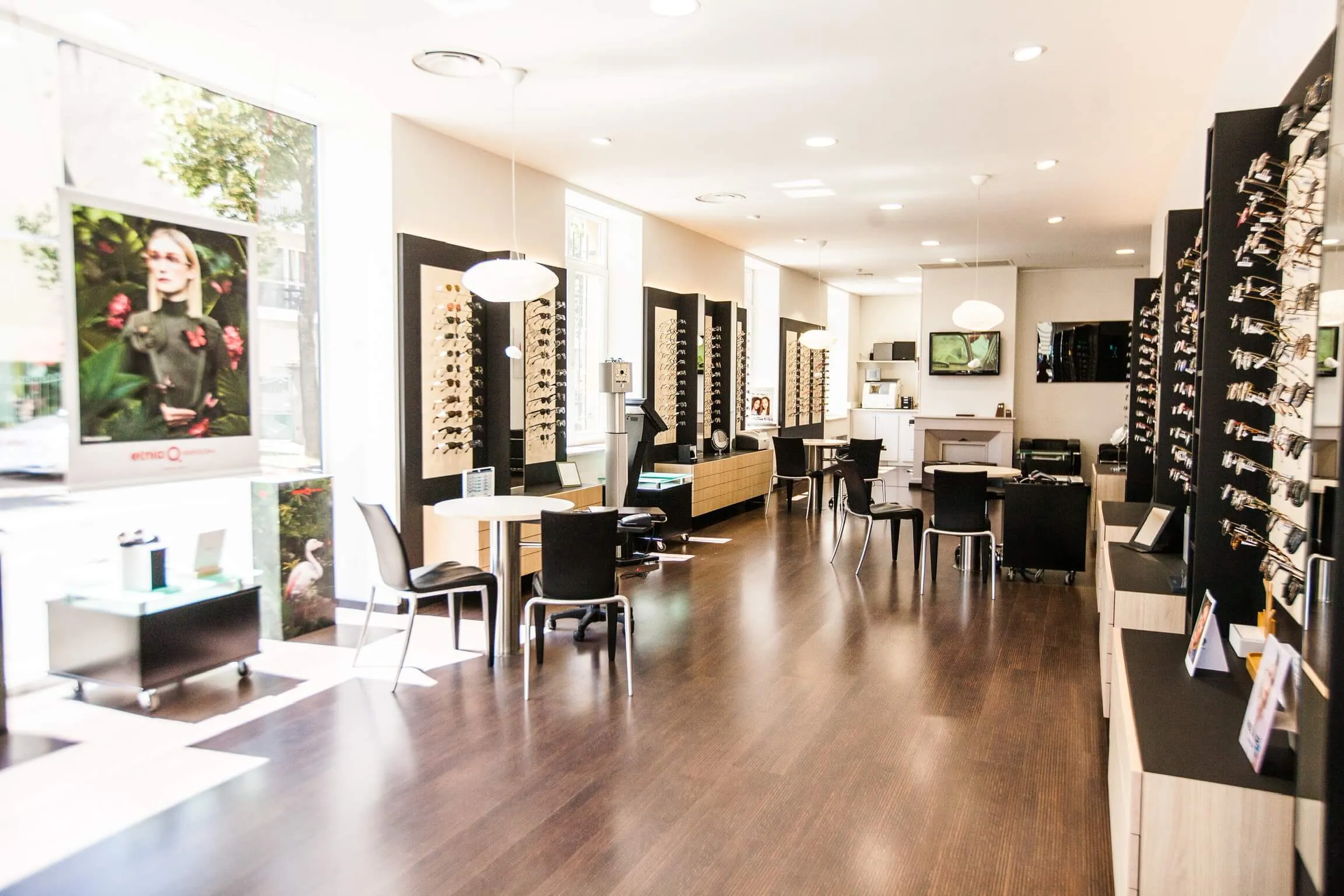 Espace d'accueil du magasin Optique Queuleu à Metz avec présentation des montures