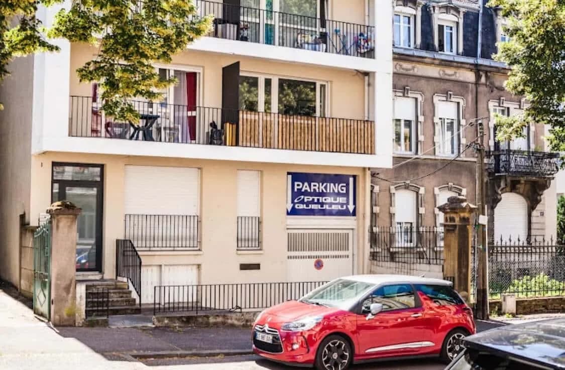 Parking privé gratuit avec ouverture automatique chez Optique Queuleu à Metz